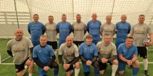 Walking Futbol Charzykowy z brązowym pucharem i ogromnym sercem do gry 